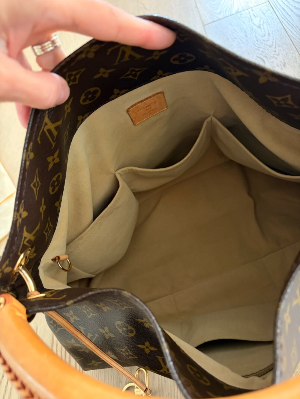 Louis Vuitton Artsy MM Monogram Handbag – Beautiful Pre-Owned Condition 🤎 - Picture 7 of 11